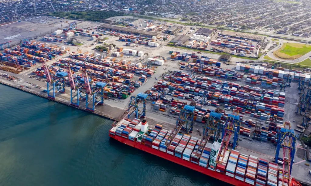 ship loading at Santos port in Sao Paulo, Brazil, seen from above. Porto de Santos. Foto: Erich Sacco/ Adobe Stock