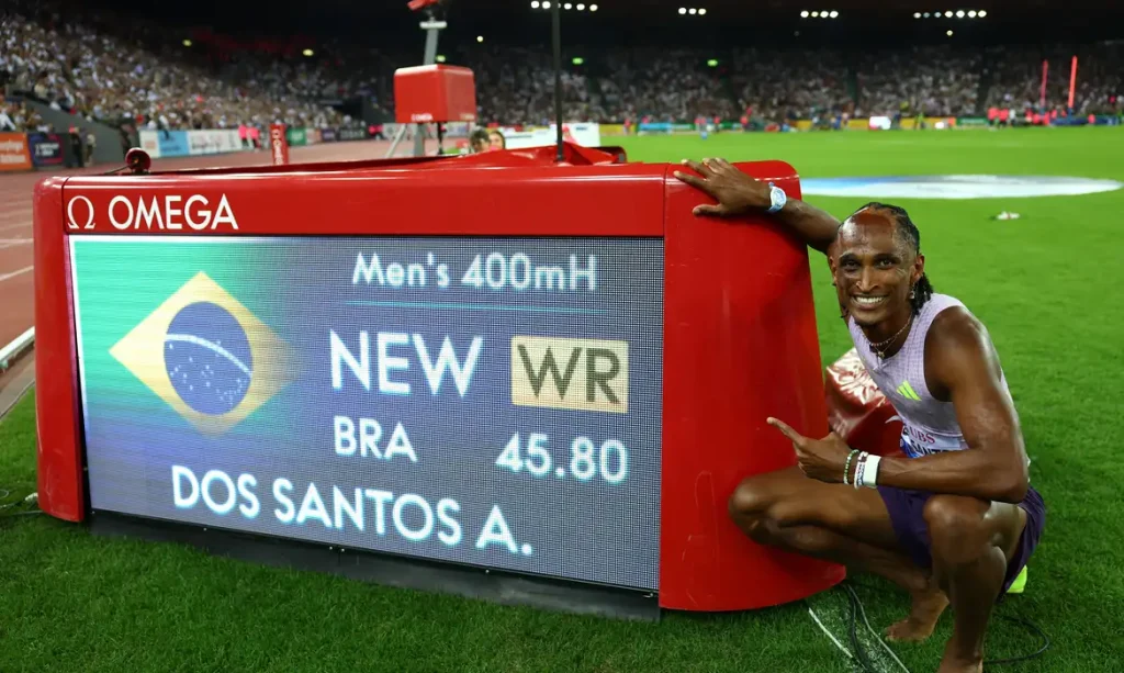 Athletics - Diamond League - Zurich - Letzigrund, Zurich, Switzerland - August 27, 2026 Brazil's Alison dos Santos poses with a screen after winning the men's 400m hurdles final and setting a new world record REUTERS/Denis Balibouse