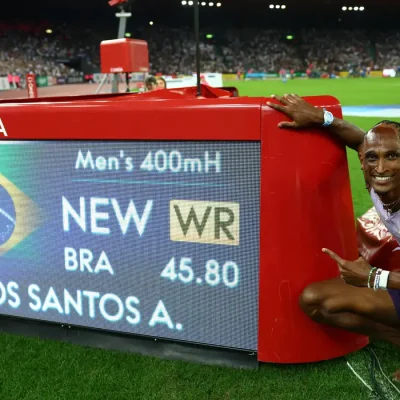 Athletics - Diamond League - Zurich - Letzigrund, Zurich, Switzerland - August 27, 2026 Brazil's Alison dos Santos poses with a screen after winning the men's 400m hurdles final and setting a new world record REUTERS/Denis Balibouse