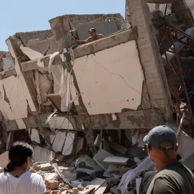 Moradores vasculham escombros de prédio danificado em Cali após terremoto
10 de agosto de 2026 REUTERS/Christian EscobarMora