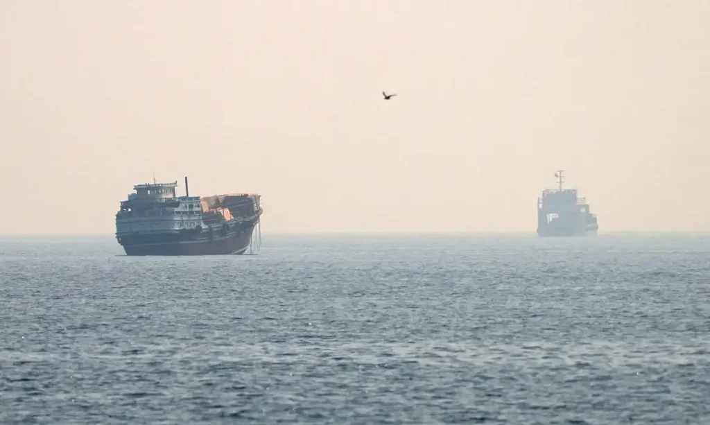 Embarcações no Estreito de Ormuz, vistas de Musandam, Omã
8 de julho de 2026