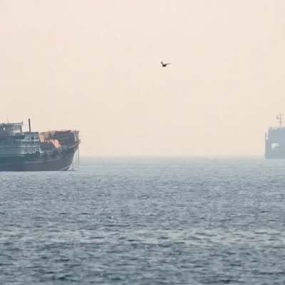 Embarcações no Estreito de Ormuz, vistas de Musandam, Omã
8 de julho de 2026