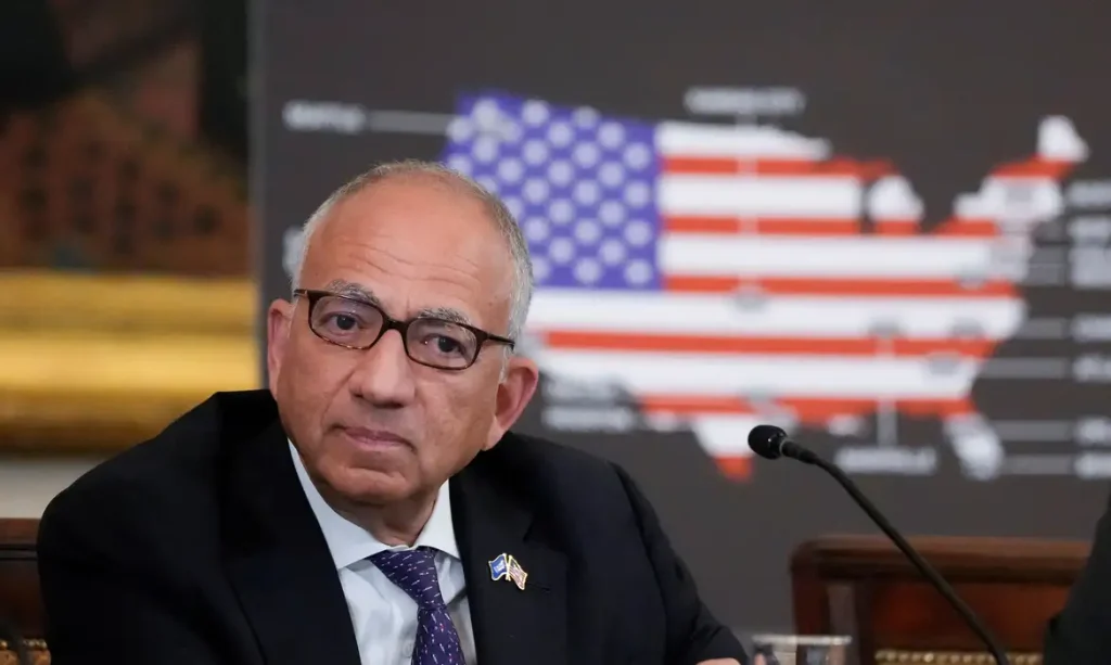 Carlos Cordeiro, assessor sênior do presidente da Fifa, Gianni Infantino, durante reunião da força-tarefa da Fifa na Casa Branca
6 de maio de 2025
REUTERS/Kent Nishimura