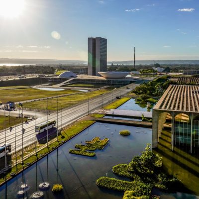 22/07/2026 - Brasília - A manhã nasce dourada sobre a Esplanada dos Ministérios. O Congresso Nacional recorta o horizonte como um símbolo de história e futuro, enquanto o Palácio do Itamaraty repousa em silêncio, espelhando a luz que anuncia um novo dia. Em Brasília, até o sol parece contemplar a beleza de sua própria obra. Foto: Rafa Neddermeyer/ Agência Brasil