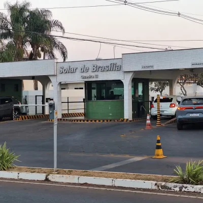Brasília (DF), 11/09/2025 - Fachada do condomínio Solar de Brasília, onde mora e cumpre prisão domiciliar o ex-presidente Jair Bolsonaro. Foto: Fabio Rodrigues-Pozzebom/ Agência Brasil
Foto: Bruno Peres/Agência Brasil
