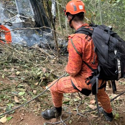 Equipes do Corpo de Bombeiros atuam na Vista Chinesa, Rio de Janeiro, depois de queda de helicóptero
Crédito da foto: Divulgação CBMRJ
