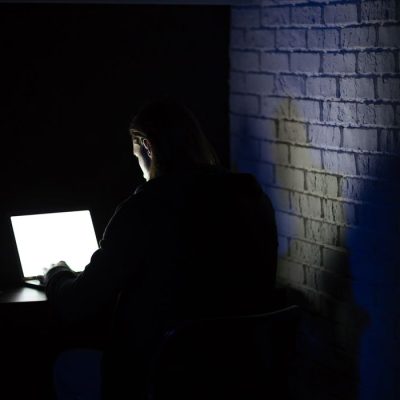 Fraude, golpe, cibercrime, telefone celular- Idec aponta fragilidades na segurança de aplicativos de bancos. Foto: Vadym Drobot/Freepick