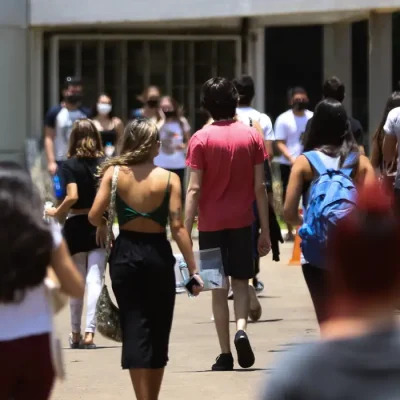 Estudantes chegam ao Centro Universitário do Distrito Federal, para o segundo dia de prova do Enem 2020