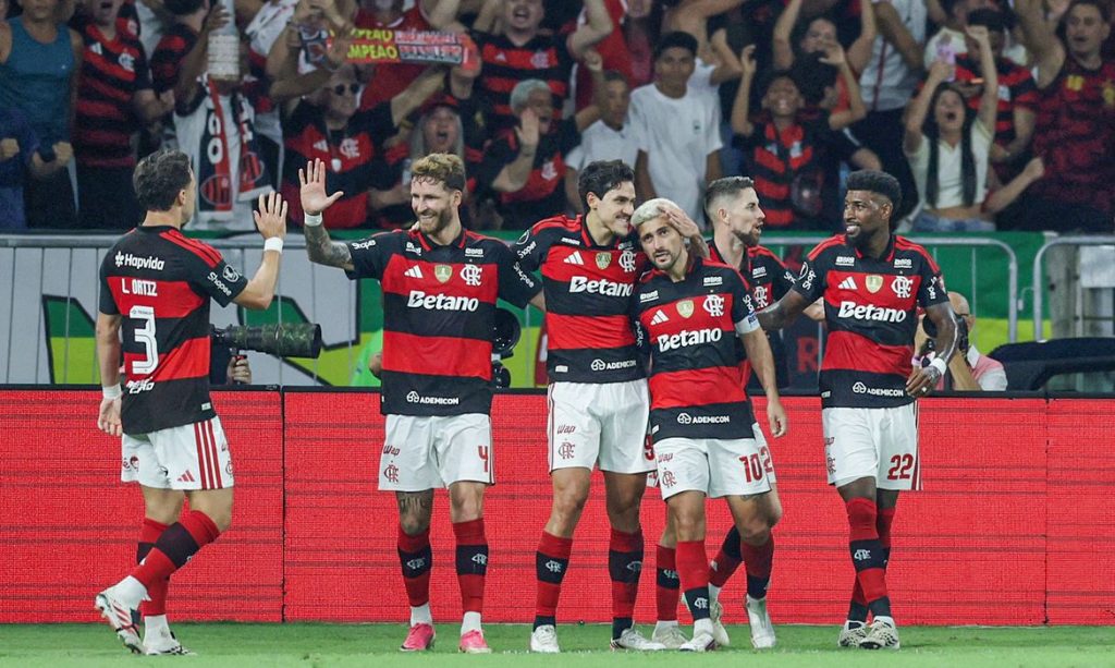 Soccer Football - Copa Libertadores - Round of 16 - Second Leg - Flamengo v Cruzeiro - Estadio Maracana, Rio de Janeiro, Brazil - August 19, 2026
Flamengo's Giorgian de Arrascaeta celebrates scoring their first goal REUTERS/Ricardo Moraes