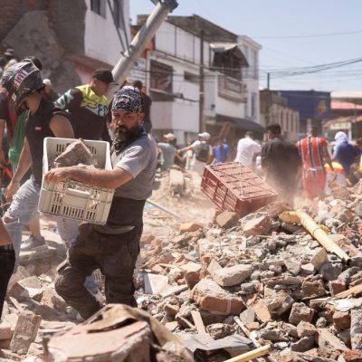 Residents dig through the debris of a collapsed building after an earthquake, in Cali, Colombia August 10, 2026.REUTERS/Camilo Rodriguez/Proibida Reprodução