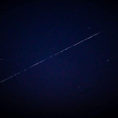 Constelação de satélites Starlink no céu noturno.