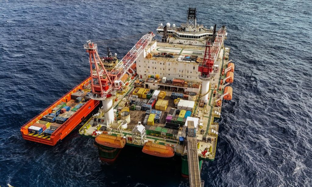 28/05/2026 - Pré-sal da Bacia de Santos -Esta é a P-67, uma unidade gigante do tipo FPSO (sistema flutuante de produção, armazenamento e transferência) que opera no pré-sal da Bacia de Santos. Com impressionantes 353 mil toneladas, 288 metros de comprimento, 54 metros de largura e 31 metros de altura, essa estrutura colossal tem capacidade para processar diariamente até 150 mil barris de petróleo e comprimir até 6 milhões de m³ de gás natural. Mostrar o cotidiano, a segurança e a dedicação dos profissionais que trabalham embarcados nessa superestrutura é uma forma de valorizar quem constrói a nossa história todos os dias.Como parte ativa do Programa Pró-Equidade de Gênero e Raça, a Petrobras reafirma o compromisso de construir um ambiente de trabalho mais inclusivo e representativo, quebrando barreiras históricas no setor offshore e impulsionando a equidade tanto em terra quanto mar afora. Foto: Rafa Neddermeyer/Agência Brasil