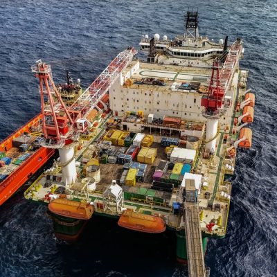 28/05/2026 - Pré-sal da Bacia de Santos -Esta é a P-67, uma unidade gigante do tipo FPSO (sistema flutuante de produção, armazenamento e transferência) que opera no pré-sal da Bacia de Santos. Com impressionantes 353 mil toneladas, 288 metros de comprimento, 54 metros de largura e 31 metros de altura, essa estrutura colossal tem capacidade para processar diariamente até 150 mil barris de petróleo e comprimir até 6 milhões de m³ de gás natural. Mostrar o cotidiano, a segurança e a dedicação dos profissionais que trabalham embarcados nessa superestrutura é uma forma de valorizar quem constrói a nossa história todos os dias.Como parte ativa do Programa Pró-Equidade de Gênero e Raça, a Petrobras reafirma o compromisso de construir um ambiente de trabalho mais inclusivo e representativo, quebrando barreiras históricas no setor offshore e impulsionando a equidade tanto em terra quanto mar afora. Foto: Rafa Neddermeyer/Agência Brasil