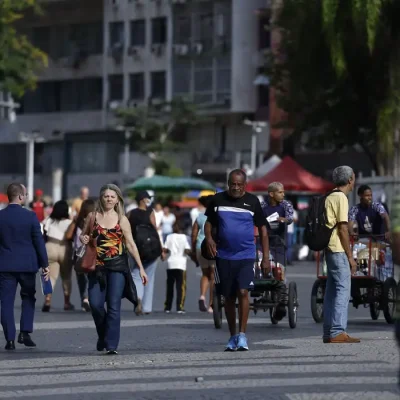 Rio de Janeiro (RJ), 28/05/2026 – Trabalhadores no Largo da Carioca após aprovação pela Câmara dos Deputados da PEC que acaba com escala de trabalho 6x1. Foto: Fernando Frazão/Agência Brasil