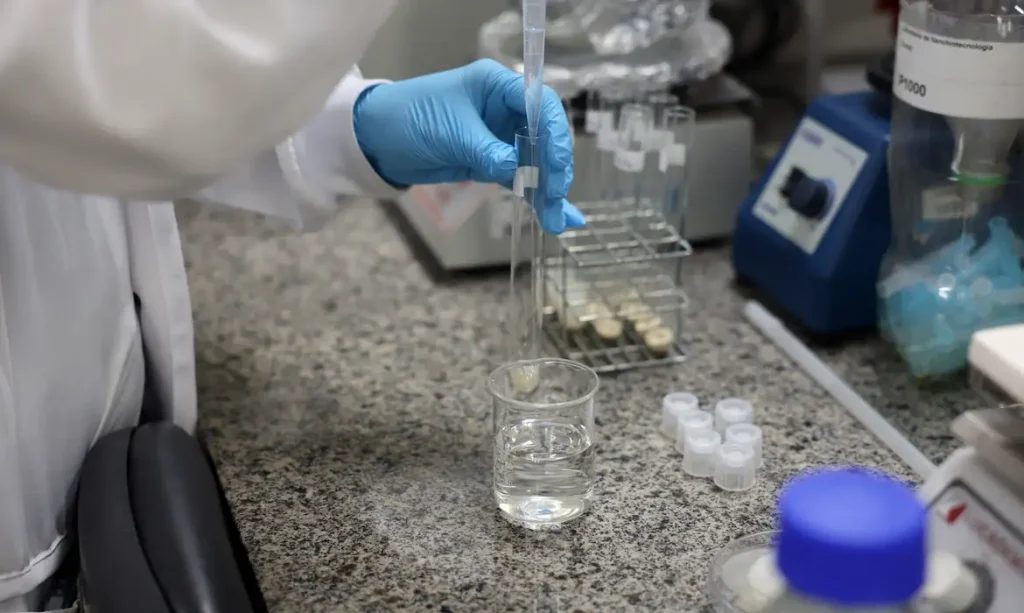 Brasília (DF), 26/05/2026 - O laboratório de nanotecnologia da Embrapa produz em caráter experimental substitutos veganos de carne vermelha, salmão e lula por meio de uma impressora carregada de massa feita do extrato de sementes. Foto: Valter Campanato/Agência Brasil