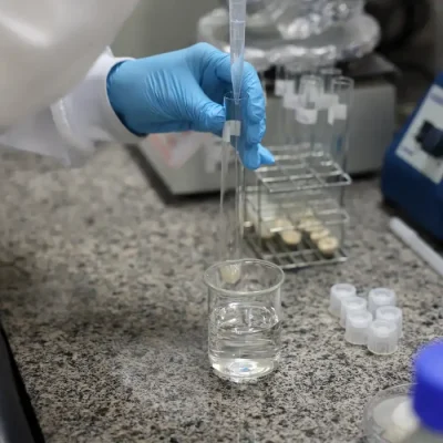 Brasília (DF), 26/05/2026 - O laboratório de nanotecnologia da Embrapa produz em caráter experimental substitutos veganos de carne vermelha, salmão e lula por meio de uma impressora carregada de massa feita do extrato de sementes. Foto: Valter Campanato/Agência Brasil