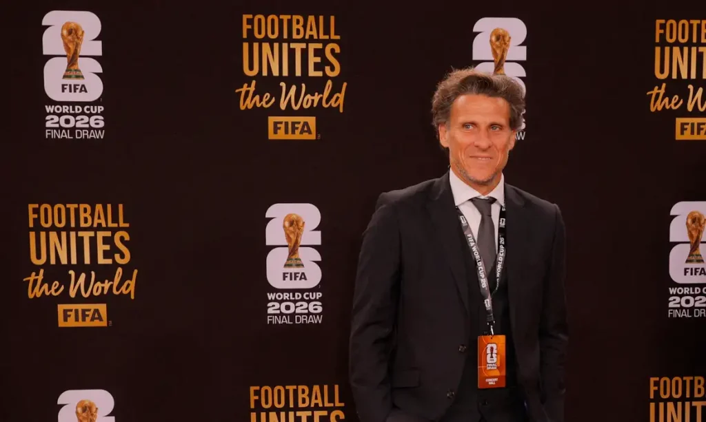 Diego Forlán chega para sorteio dos grupos da Copa do Mundo de 2026 em Washington
5 de dezembro de 2025 REUTERS/Brian Snyder