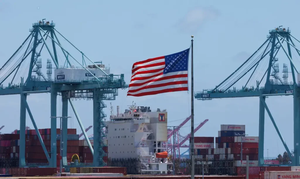 Bandeira norte-americana tremula sobre navio e contêineres no Porto de Los Angeles, em San Pedro, Califórnia, EUA
13 de maio de 2025
REUTERS/Mike Blake