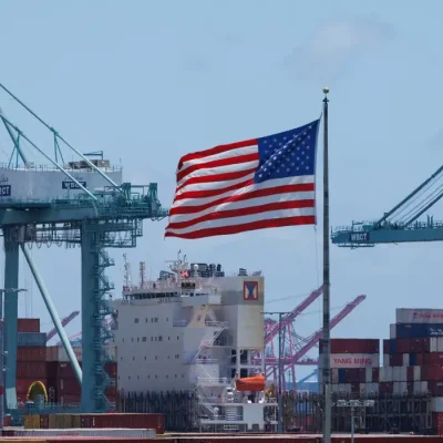 Bandeira norte-americana tremula sobre navio e contêineres no Porto de Los Angeles, em San Pedro, Califórnia, EUA
13 de maio de 2025
REUTERS/Mike Blake