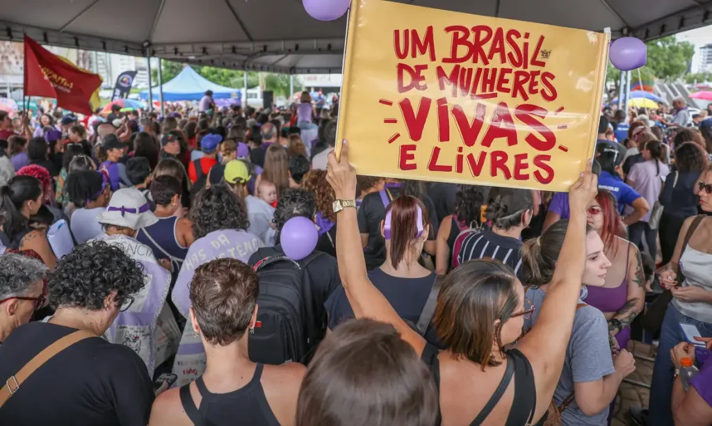 Brasília (DF), 07/12/2025 - O Levante Mulheres Vivas realiza ato na área central de Brasília para denunciar o feminicídio e todas as formas de violência contra mulheres.
Foto: Marcelo Camargo/Agência Brasil