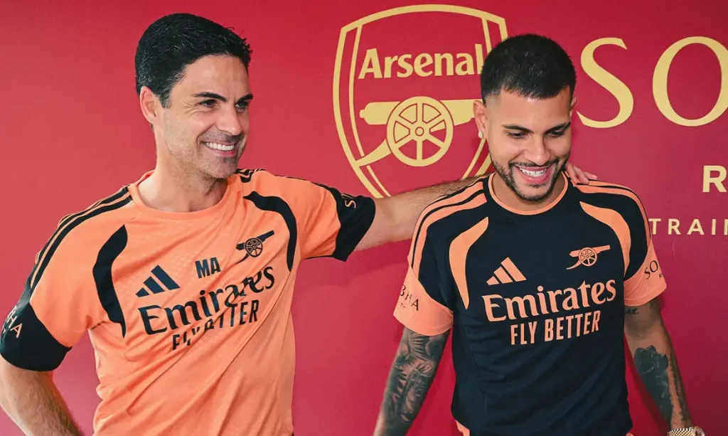 Bruno Guimarães é contratado pelo Arsenal. Na foto ele está ao lado do técnico Mikel Arteta - em 08/08/2026