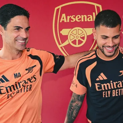 Bruno Guimarães é contratado pelo Arsenal. Na foto ele está ao lado do técnico Mikel Arteta - em 08/08/2026