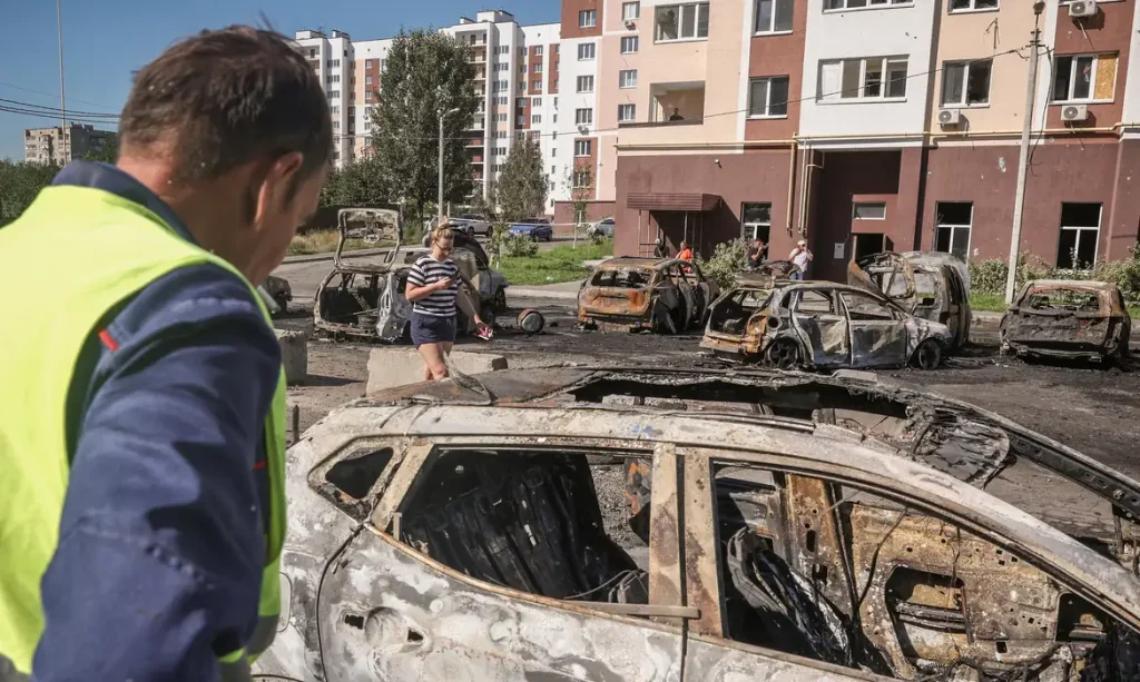 Veículos queimados e prédio residencial danificado em ataque russo com drones na cidade de Vyshneve, na região de Kiev
28 de agosto de 2026    REUTERS/Alina Smutko