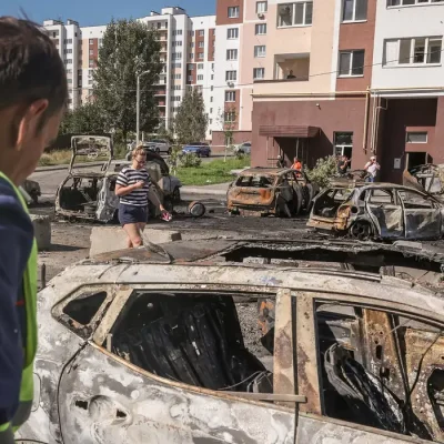 Veículos queimados e prédio residencial danificado em ataque russo com drones na cidade de Vyshneve, na região de Kiev
28 de agosto de 2026 REUTERS/Alina Smutko