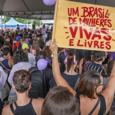 Brasília (DF), 07/12/2025 - O Levante Mulheres Vivas realiza ato na área central de Brasília para denunciar o feminicídio e todas as formas de violência contra mulheres.
Foto: Marcelo Camargo/Agência Brasil