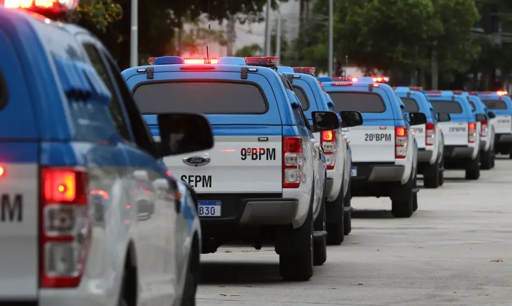 A secretaria de estado de Polícia Militar do Rio de Janeiro entrega mais um lote de 114 viaturas adquiridas no ano passado para recompor a frota da corporação.