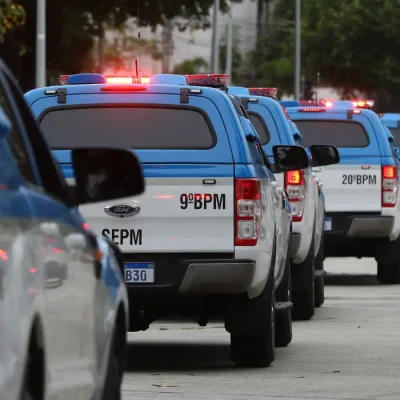 A secretaria de estado de Polícia Militar do Rio de Janeiro entrega mais um lote de 114 viaturas adquiridas no ano passado para recompor a frota da corporação.