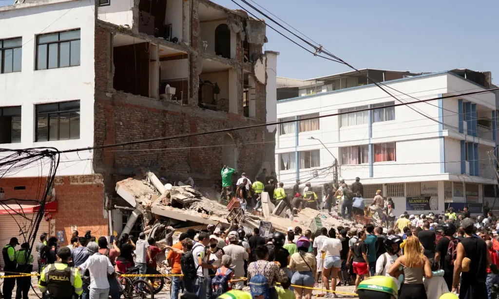 Residents and emergency personnel dig through the debris of a collapsed building after an earthquake, in Cali, Colombia August 10, 2026.REUTERS/Camilo Rodriguez/Proibida Reprodução