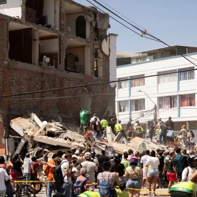Residents and emergency personnel dig through the debris of a collapsed building after an earthquake, in Cali, Colombia August 10, 2026.REUTERS/Camilo Rodriguez/Proibida Reprodução