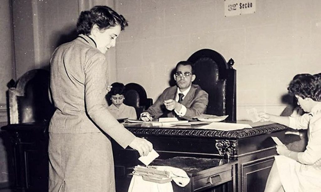 Brasília - DF - 30/07/2026 - Conquista do voto feminino no Brasil resistiu à misoginia histórica. (Em 1955, eleitora vota para presidente da República, no Rio: direito arduamente conquistado. Foto: Acervo Arquivo Nacional