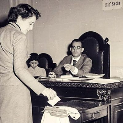 Brasília - DF - 30/07/2026 - Conquista do voto feminino no Brasil resistiu à misoginia histórica. (Em 1955, eleitora vota para presidente da República, no Rio: direito arduamente conquistado. Foto: Acervo Arquivo Nacional