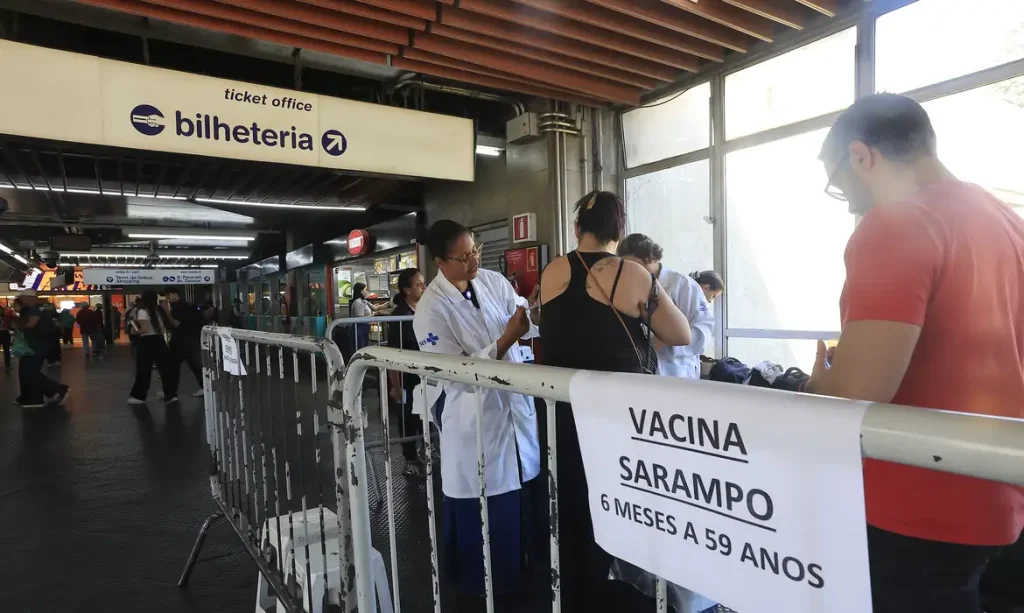 São Paulo (SP), 18/08/2026 - Posto de vacinação contra o Sarampo na Estação Metrô Tucuruvi em São Paulo. Fotos: Paulo Pinto/Agencia Brasil