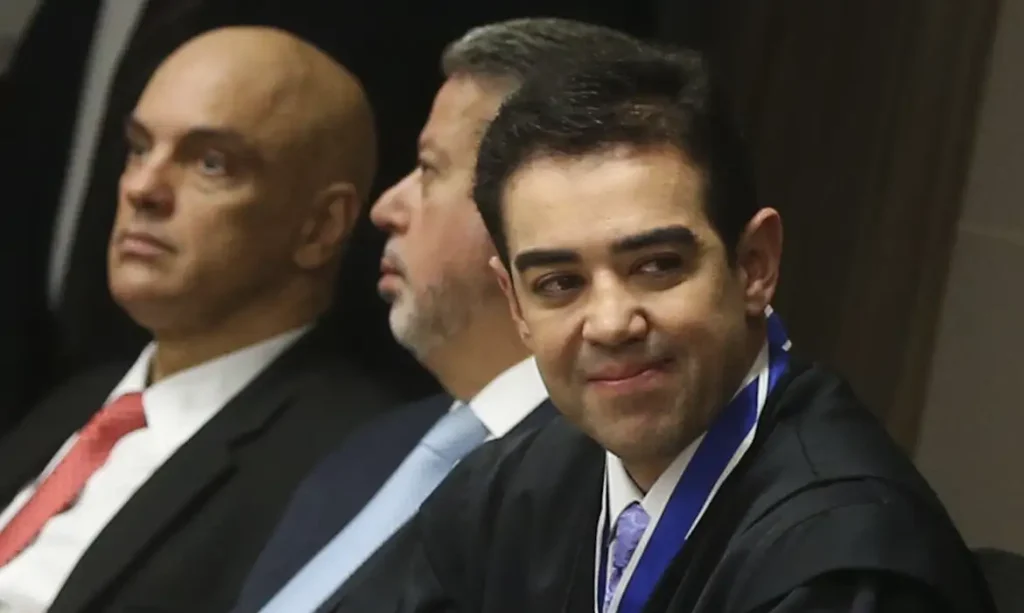 O novo presidente do Tribunal de Contas da União (TCU), Bruno Dantas, toma posse na sede do TCU
