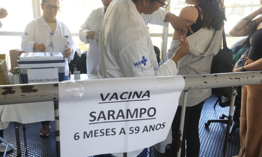 São Paulo (SP), 18/08/2026 - Posto de vacinação contra o Sarampo na Estação Metrô Tucuruvi em São Paulo. Fotos: Paulo Pinto/Agencia Brasil