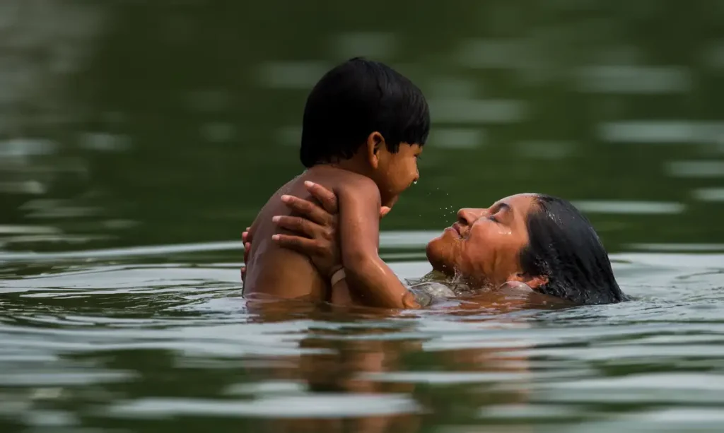 Palmas (TO) - Mãe e filho tomam banho durante as provas de natação e canoagem no Ribeirão Taquaruçu (Marcelo Camargo/Agência Brasil)