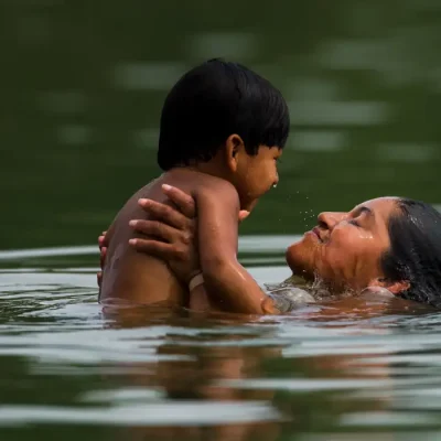 Palmas (TO) - Mãe e filho tomam banho durante as provas de natação e canoagem no Ribeirão Taquaruçu (Marcelo Camargo/Agência Brasil)