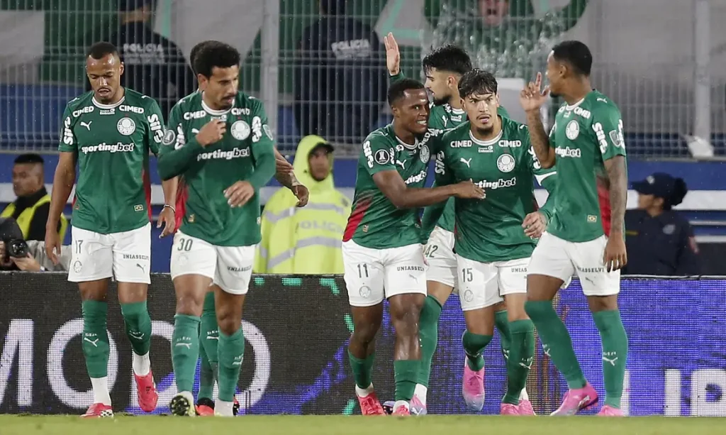 Soccer Football - Copa Libertadores - Round of 16 - Second Leg - Cerro Porteno v Palmeiras - Estadio ueno La Nueva Olla, Asuncion, Paraguay - August 19, 2026 Palmeiras' Gustavo Raul Gomez Portillo celebrates scoring their first goal with teammates REUTERS/Cesar Olmedo