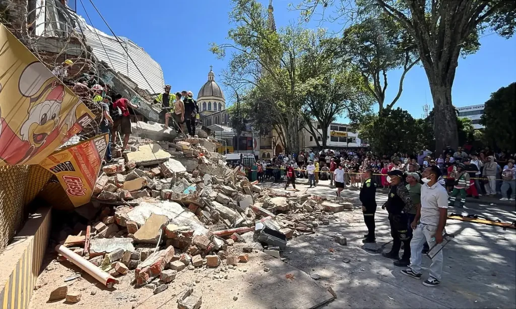Residents and emergency personnel dig through the debris of a partially collapsed building after an earthquake, in Pereira, Colombia August 10, 2026.REUTERS/Stringer/Proibida Reprodução