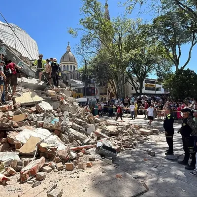 Residents and emergency personnel dig through the debris of a partially collapsed building after an earthquake, in Pereira, Colombia August 10, 2026.REUTERS/Stringer/Proibida Reprodução
