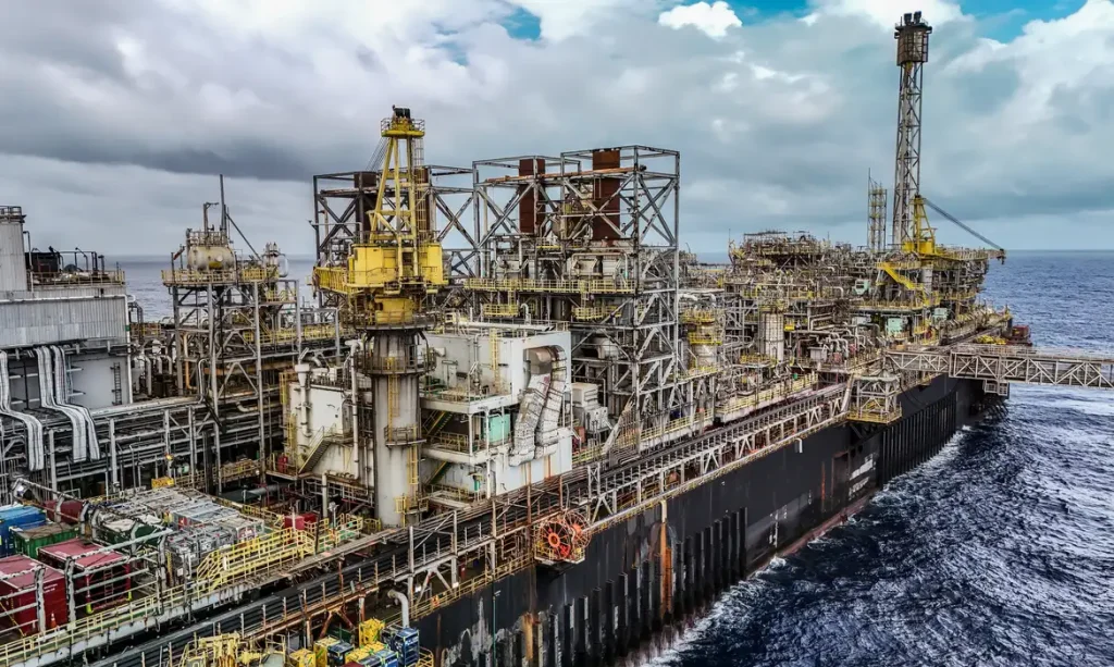 28/05/2026 - Pré-sal da Bacia de Santos -Esta é a P-67, uma unidade gigante do tipo FPSO (sistema flutuante de produção, armazenamento e transferência) que opera no pré-sal da Bacia de Santos. Com impressionantes 353 mil toneladas, 288 metros de comprimento, 54 metros de largura e 31 metros de altura, essa estrutura colossal tem capacidade para processar diariamente até 150 mil barris de petróleo e comprimir até 6 milhões de m³ de gás natural. Mostrar o cotidiano, a segurança e a dedicação dos profissionais que trabalham embarcados nessa superestrutura é uma forma de valorizar quem constrói a nossa história todos os dias.Como parte ativa do Programa Pró-Equidade de Gênero e Raça, a Petrobras reafirma o compromisso de construir um ambiente de trabalho mais inclusivo e representativo, quebrando barreiras históricas no setor offshore e impulsionando a equidade tanto em terra quanto mar afora. Foto: Rafa Neddermeyer/Agência Brasil