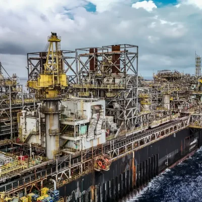 28/05/2026 - Pré-sal da Bacia de Santos -Esta é a P-67, uma unidade gigante do tipo FPSO (sistema flutuante de produção, armazenamento e transferência) que opera no pré-sal da Bacia de Santos. Com impressionantes 353 mil toneladas, 288 metros de comprimento, 54 metros de largura e 31 metros de altura, essa estrutura colossal tem capacidade para processar diariamente até 150 mil barris de petróleo e comprimir até 6 milhões de m³ de gás natural. Mostrar o cotidiano, a segurança e a dedicação dos profissionais que trabalham embarcados nessa superestrutura é uma forma de valorizar quem constrói a nossa história todos os dias.Como parte ativa do Programa Pró-Equidade de Gênero e Raça, a Petrobras reafirma o compromisso de construir um ambiente de trabalho mais inclusivo e representativo, quebrando barreiras históricas no setor offshore e impulsionando a equidade tanto em terra quanto mar afora. Foto: Rafa Neddermeyer/Agência Brasil