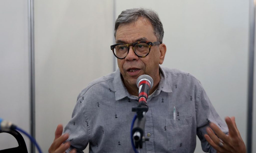 Brasília - O curador da 33ª Feira do Livro de Brasília, Luis Turiba, concede entrevista à Radio Nacional de Brasília (Wilson Dias/Agência Brasil)