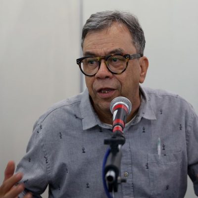 Brasília - O curador da 33ª Feira do Livro de Brasília, Luis Turiba,  concede entrevista à Radio Nacional de Brasília (Wilson Dias/Agência Brasil)