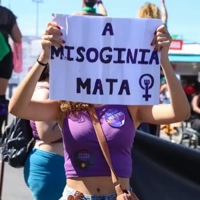 Rio de Janeiro (RJ), 29/07/2026 – O Levante Mulheres Vivas e movimentos sociais fazem manifestação em defesa do projeto de lei (PL 896/2023) que criminaliza a misoginia, na praia de Copacabana, na zona sul do Rio de Janeiro. Foto: Tomaz Silva/Agência Brasil