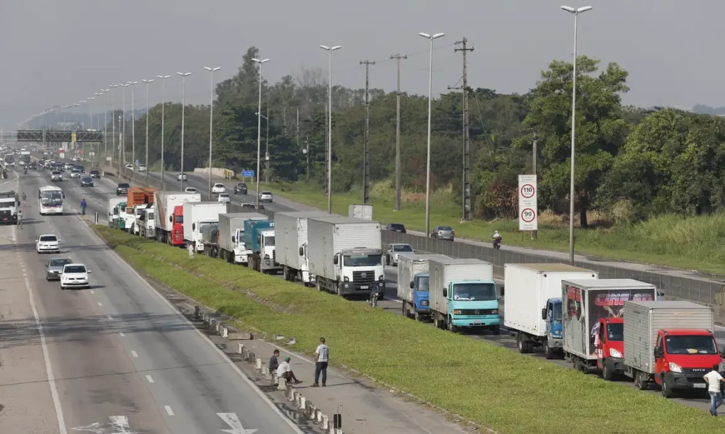 Paralisação de caminhoneiros na Rodovia Presidente Dutra.