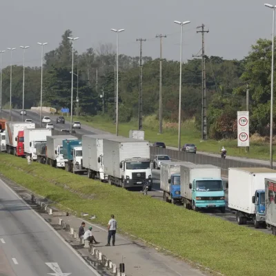 Paralisação de caminhoneiros na Rodovia Presidente Dutra.